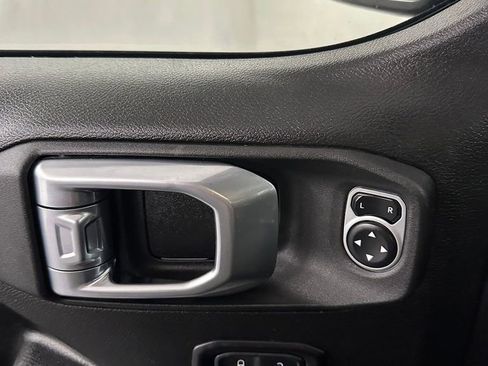 Used 2022 Jeep Gladiator Willys image 9