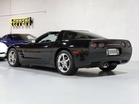 Used 2004 Chevrolet Corvette Coupe w/ Roof Package RWD image 8