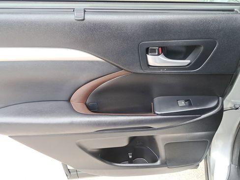Certified 2017 Toyota Highlander XLE image 8
