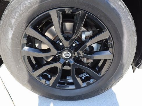 Used 2018 Nissan Rogue SV image 45