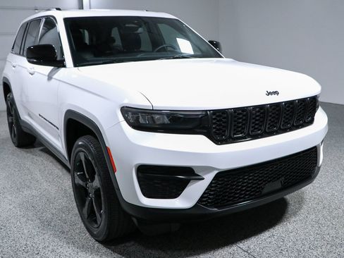 Used 2023 Jeep Grand Cherokee Altitude AWD/4WD image 5