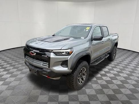 Used 2025 Chevrolet Colorado ZR2 w/ Technology Package AWD/4WD image 13