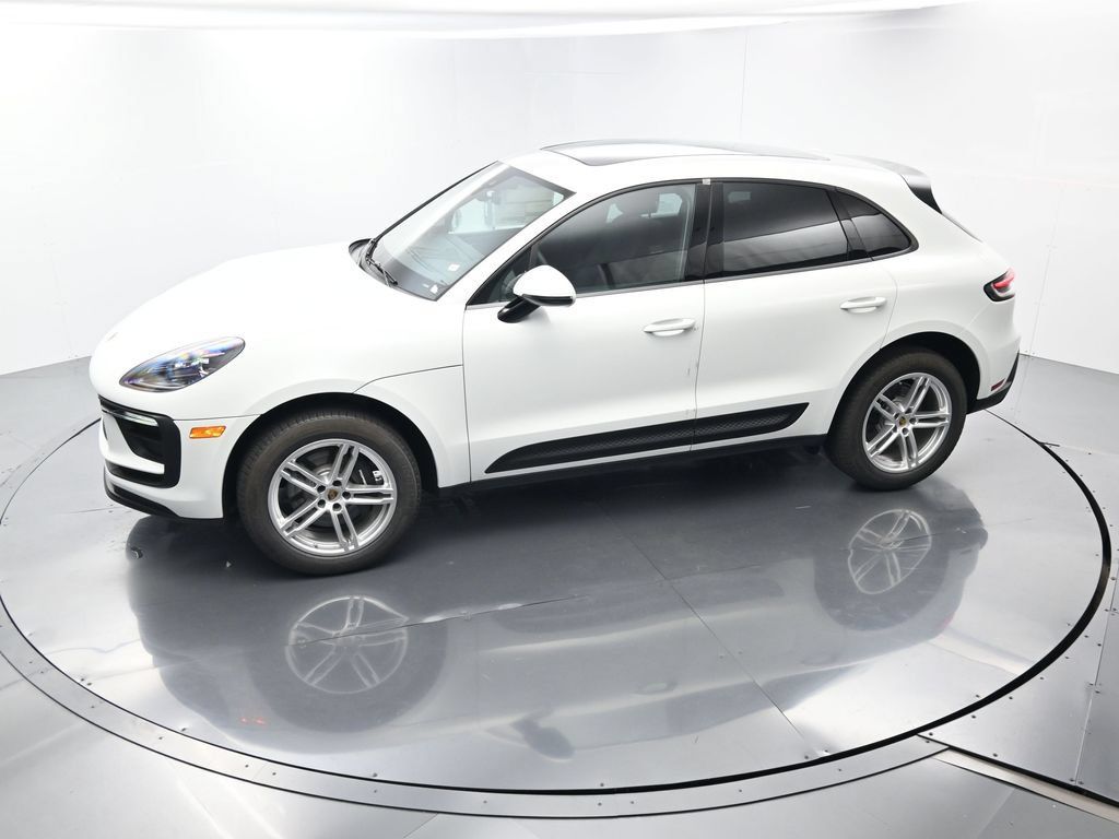 Certified 2025 Porsche Macan AWD/4WD image 44