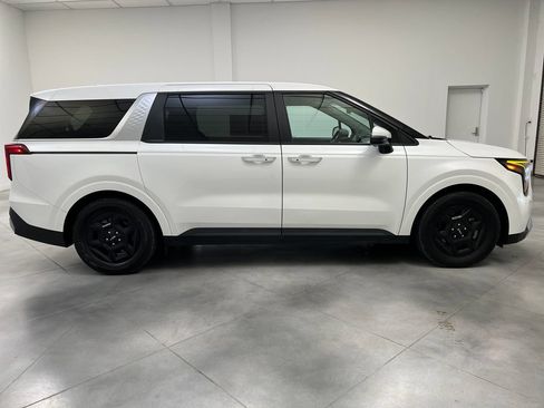 Used 2025 Kia Carnival FWD image 10