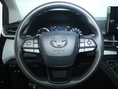 Used 2026 Toyota Sienna LE AWD/4WD image 19