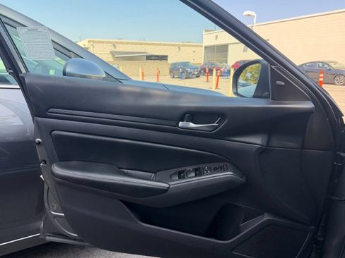 Used 2025 Nissan Altima 2.5 SV FWD image 18