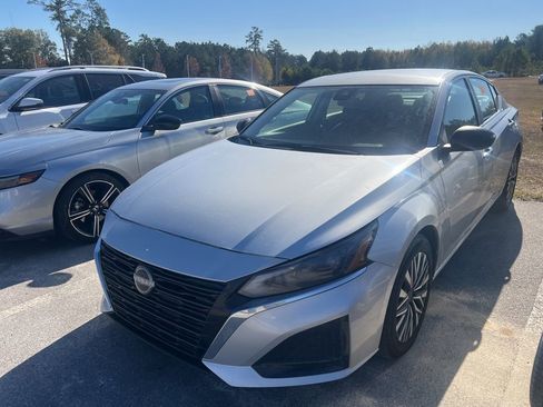 Used 2024 Nissan Altima 2.5 SV image 5