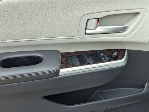 Used 2021 Toyota Sienna XLE FWD image 11
