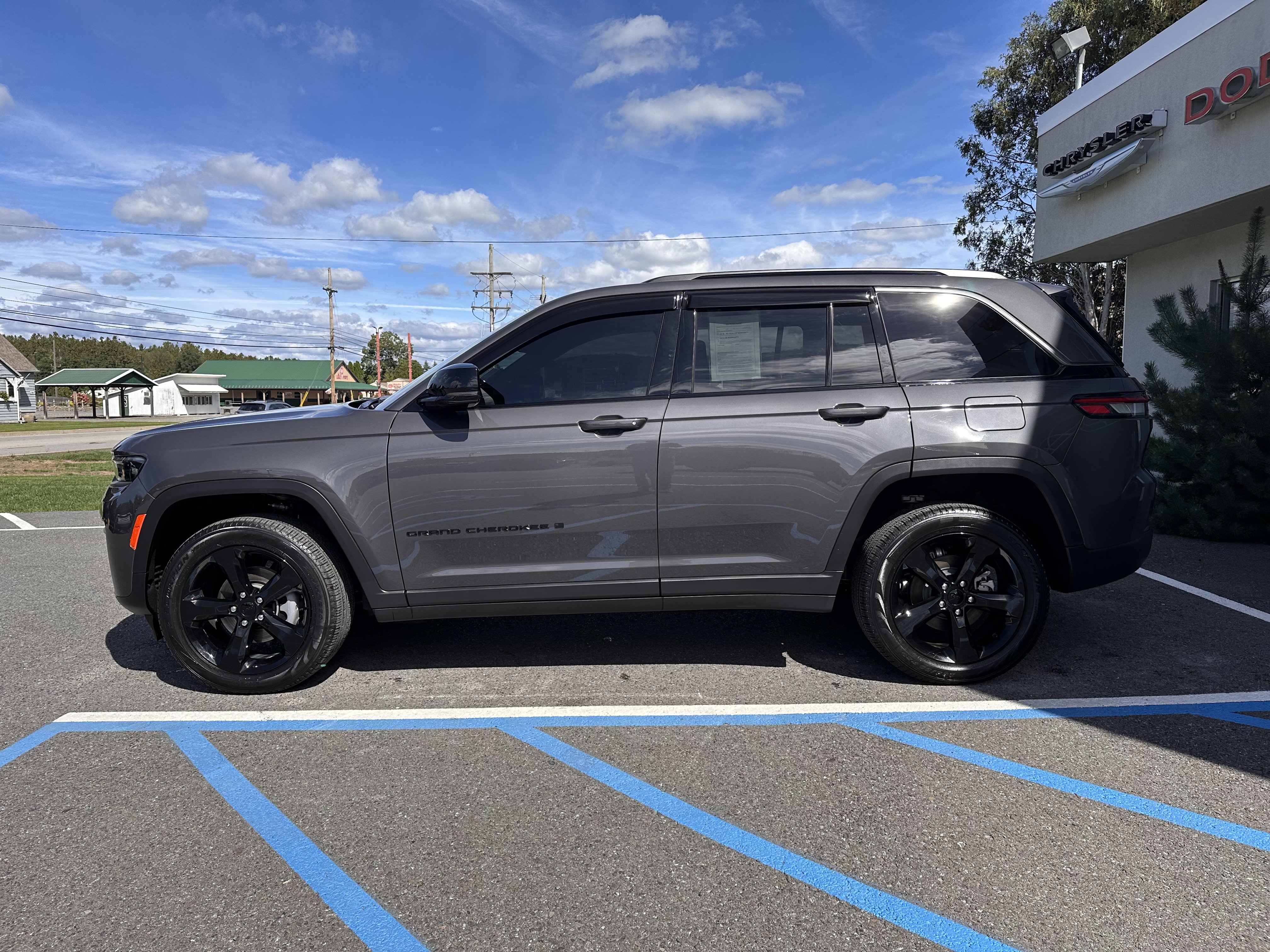 Used 2026 Jeep Grand Cherokee Limited w/ Limited Altitude Package AWD/4WD image 6