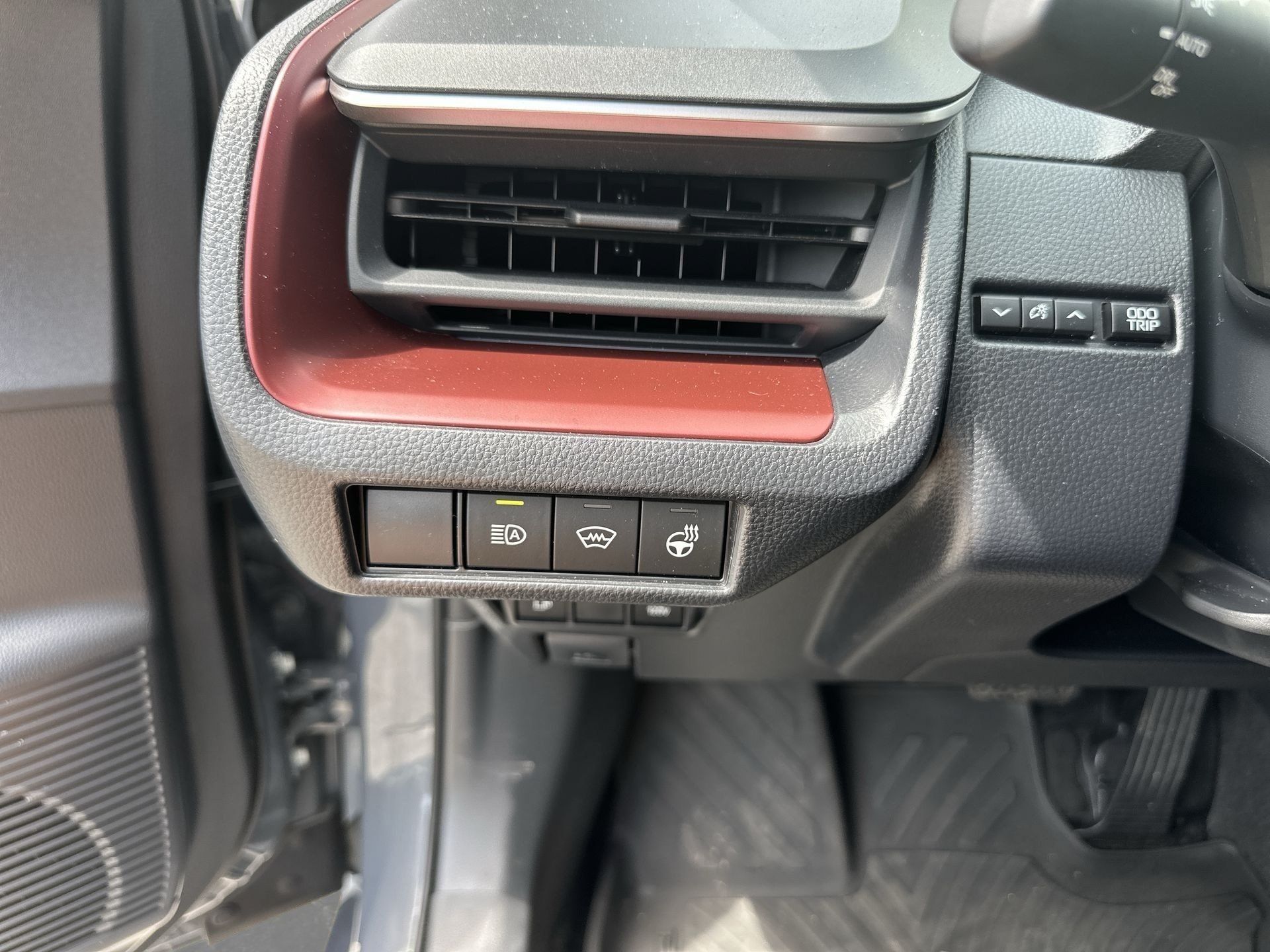Used 2025 Toyota Prius Plug-In Hybrid FWD image 18