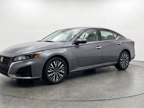 Used 2025 Nissan Altima 2.5 SV FWD image 3