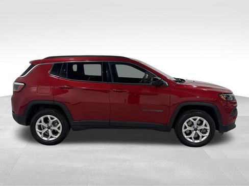 Used 2025 Jeep Compass Latitude w/ Sun & Sound Group AWD/4WD image 21