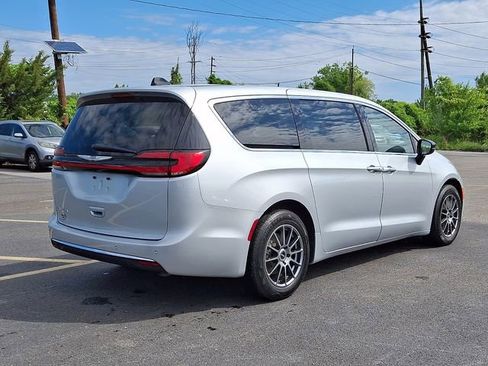 Used 2024 Chrysler Pacifica Touring-L FWD image 6