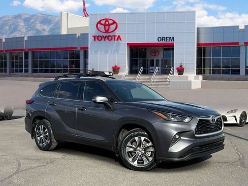 Used 2022 Toyota Highlander XLE AWD/4WD image 1