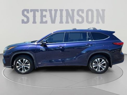 Used 2021 Toyota Highlander XLE AWD/4WD image 2