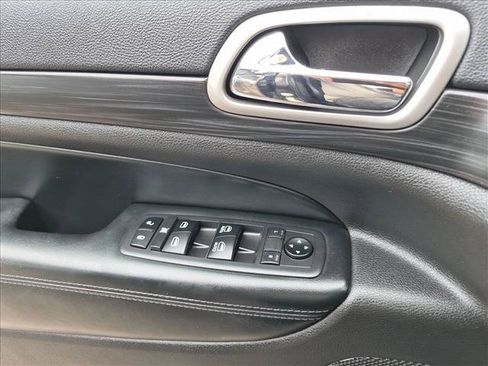 Used 2019 Jeep Grand Cherokee Altitude AWD/4WD image 19