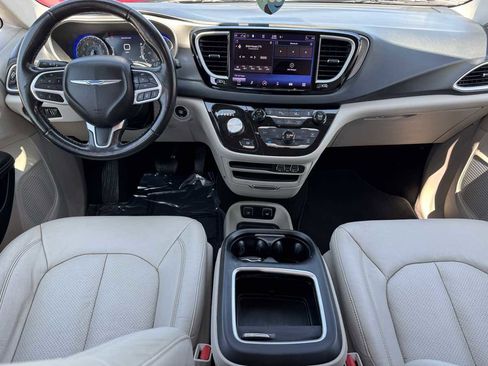 Used 2021 Chrysler Pacifica Touring-L FWD image 22