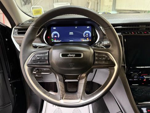 Used 2023 Jeep Grand Cherokee L Limited w/ Black Appearance Package image 18