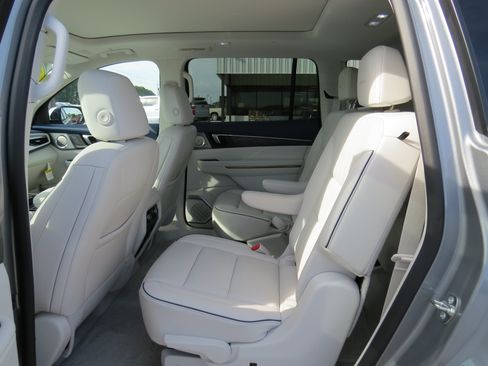 Used 2025 Buick Enclave Avenir w/ Super Cruise Package AWD/4WD image 12