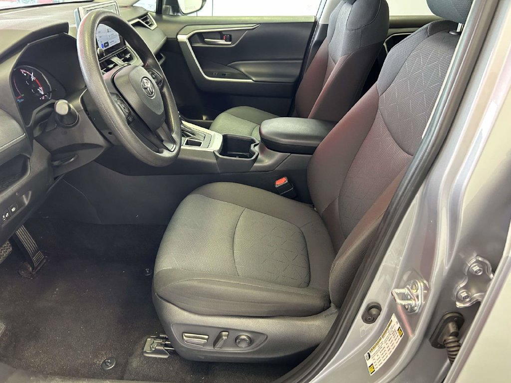 Used 2025 Toyota RAV4 XLE AWD/4WD image 15