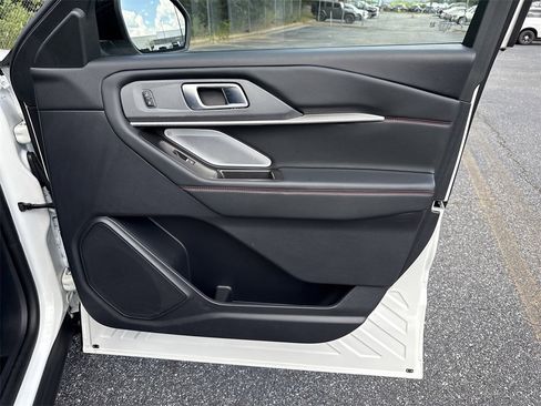 Used 2025 Ford Explorer ST image 15
