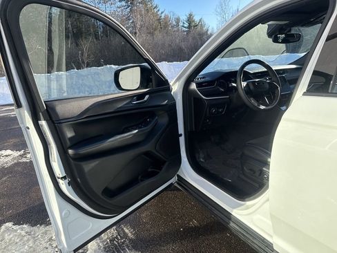 Used 2023 Jeep Grand Cherokee L Laredo image 13