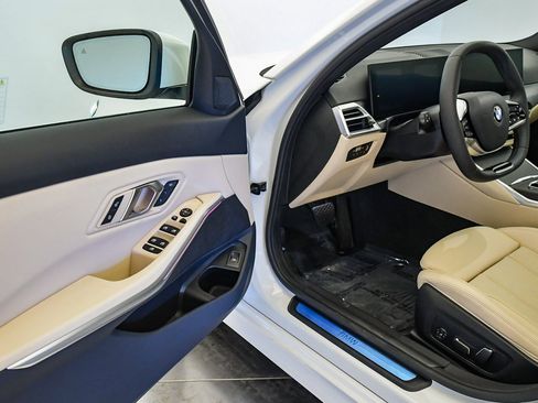 Used 2025 BMW 330i Sedan w/ Convenience Package image 23