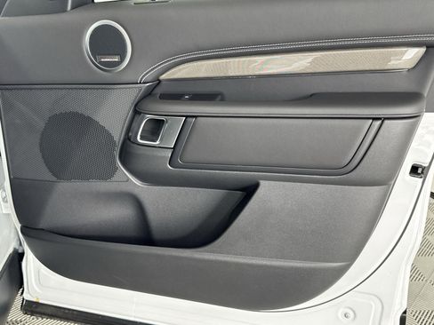 Certified 2025 Land Rover Discovery Metropolitan Edition image 33