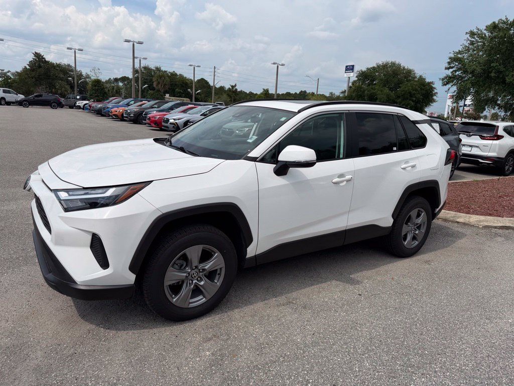 Used 2022 Toyota RAV4 XLE w/ Convenience Package FWD image 11