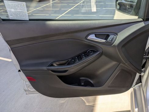Used 2016 Ford Focus SE w/ SE Sport Package FWD image 10