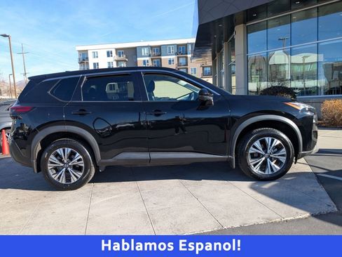 Used 2021 Nissan Rogue SV image 2