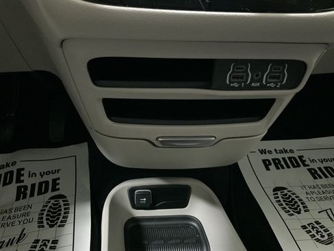 Used 2023 Chrysler Pacifica Touring-L FWD image 42