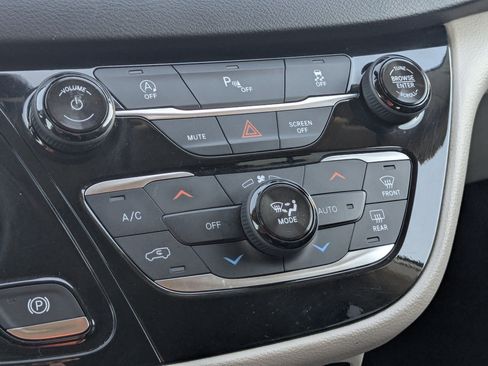 Used 2018 Chrysler Pacifica Touring-L Plus image 24