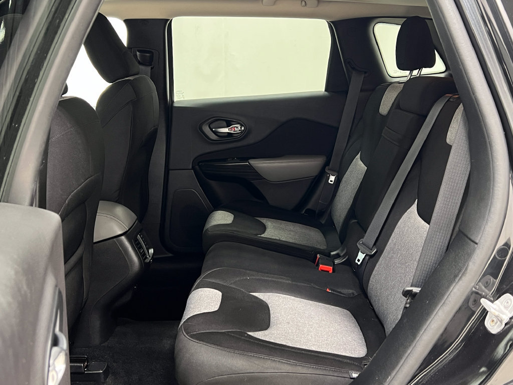 Used 2014 Jeep Cherokee Latitude FWD image 32