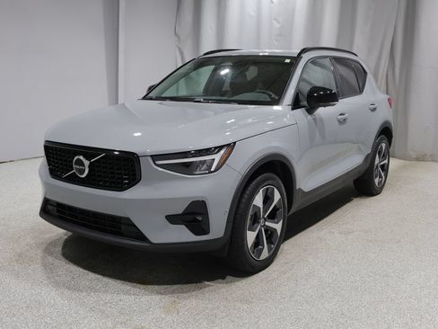Used 2024 Volvo XC40 B5 Plus AWD/4WD image 6