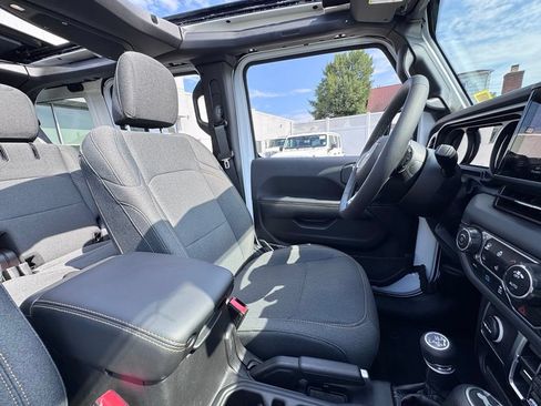Used 2025 Jeep Wrangler Unlimited Sahara w/ Safety Group AWD/4WD image 19