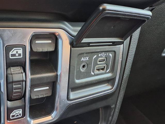 Used 2022 Jeep Wrangler Unlimited Sahara AWD/4WD image 8