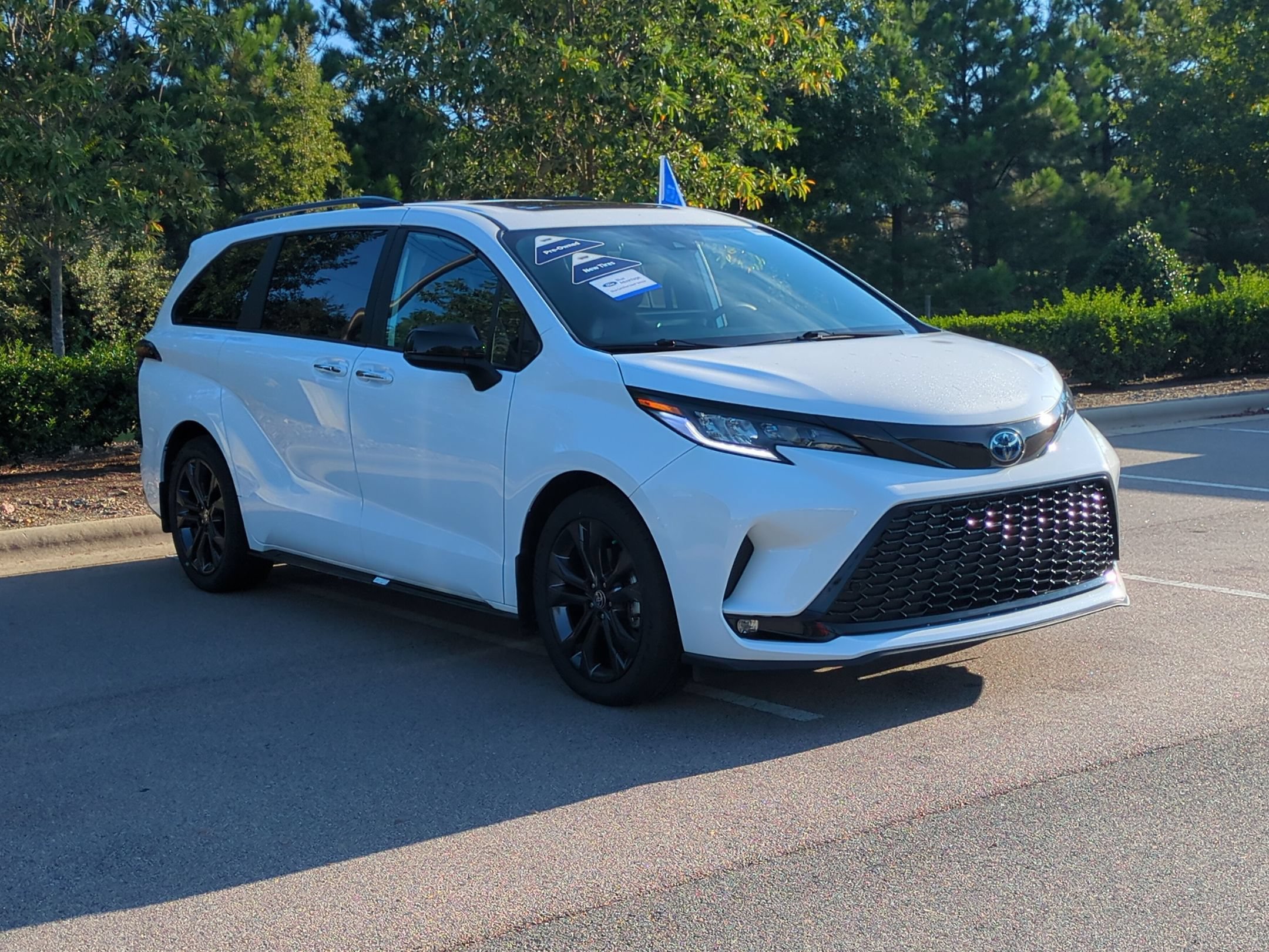 Used 2025 Toyota Sienna XSE FWD image 2