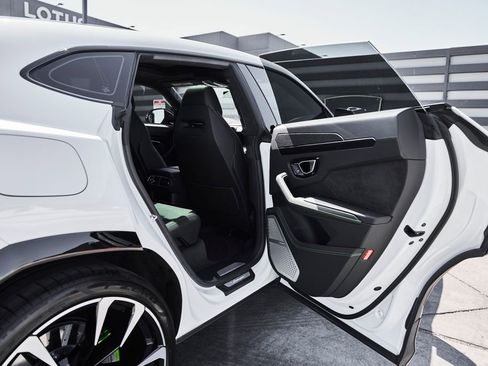 Used 2021 Lamborghini Urus image 21