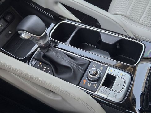 Certified 2022 Kia Telluride SX w/ SX Prestige Package image 19