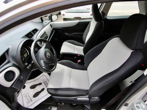 Used 2012 Toyota Yaris L image 13