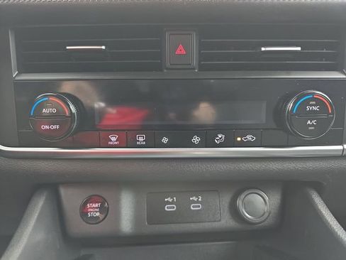 Used 2024 Nissan Rogue SV image 31