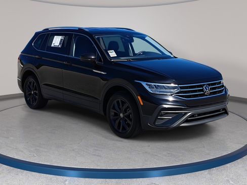 Used 2024 Volkswagen Tiguan SE image 3