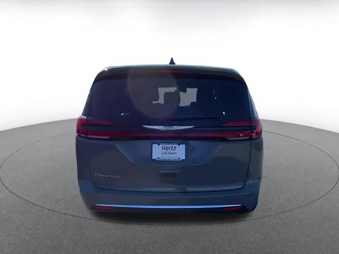 Used 2025 Chrysler Pacifica Select image 12