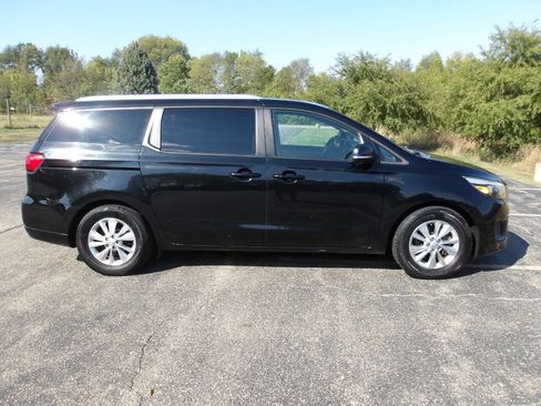 Used 2017 Kia Sedona LX w/ LX Essentials Premium Package image 2