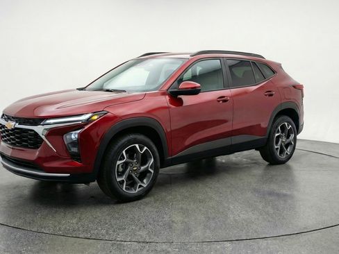 Used 2025 Chevrolet Trax LT image 3