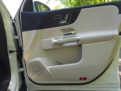 Used 2025 Mercedes-Benz EQB 300 4MATIC image 25