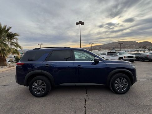 Used 2025 Nissan Pathfinder SV image 6