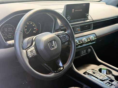 Used 2025 Honda Pilot Sport image 21