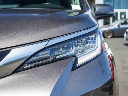 Used 2022 Toyota Sienna Limited FWD image 8